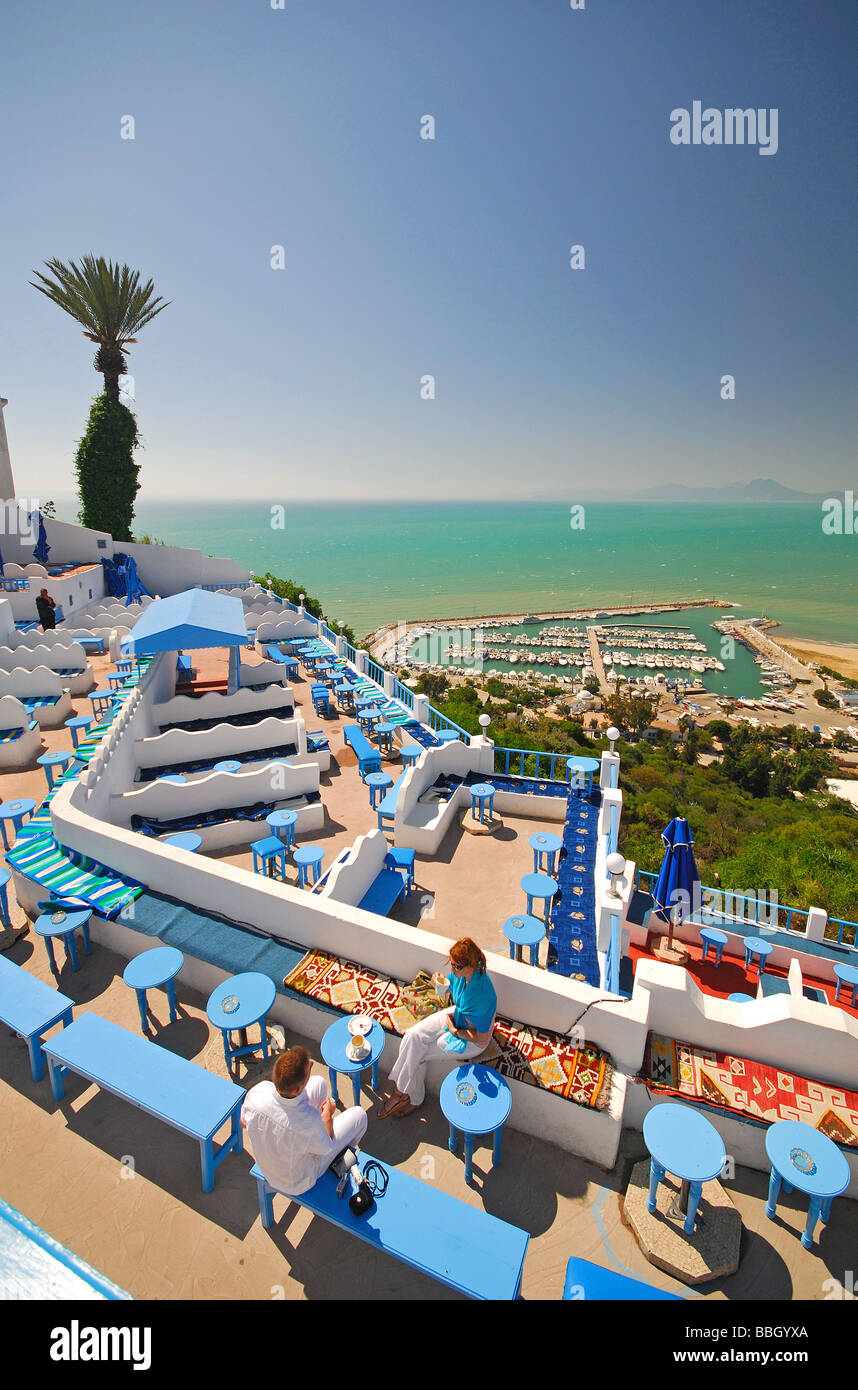 TUNIS, TUNISIE. Un jeune couple dans un café en terrasse dans le village perché de Sidi Bou Said à l'extérieur de Tunis. L'année 2009. Banque D'Images