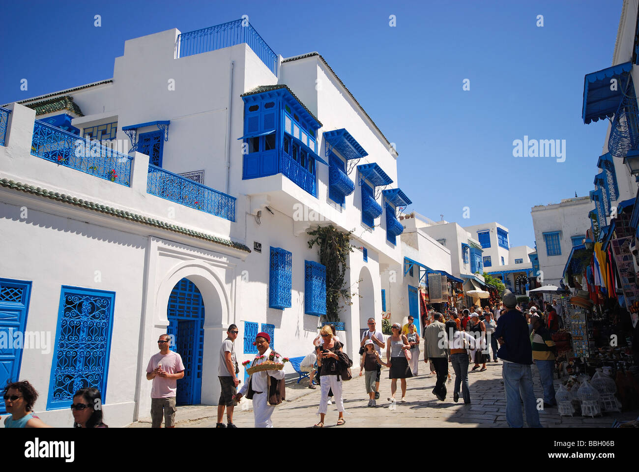 TUNIS, TUNISIE. Une scène de rue dans le village de Sidi Bou Said à l'extérieur de Tunis. L'année 2009. Banque D'Images