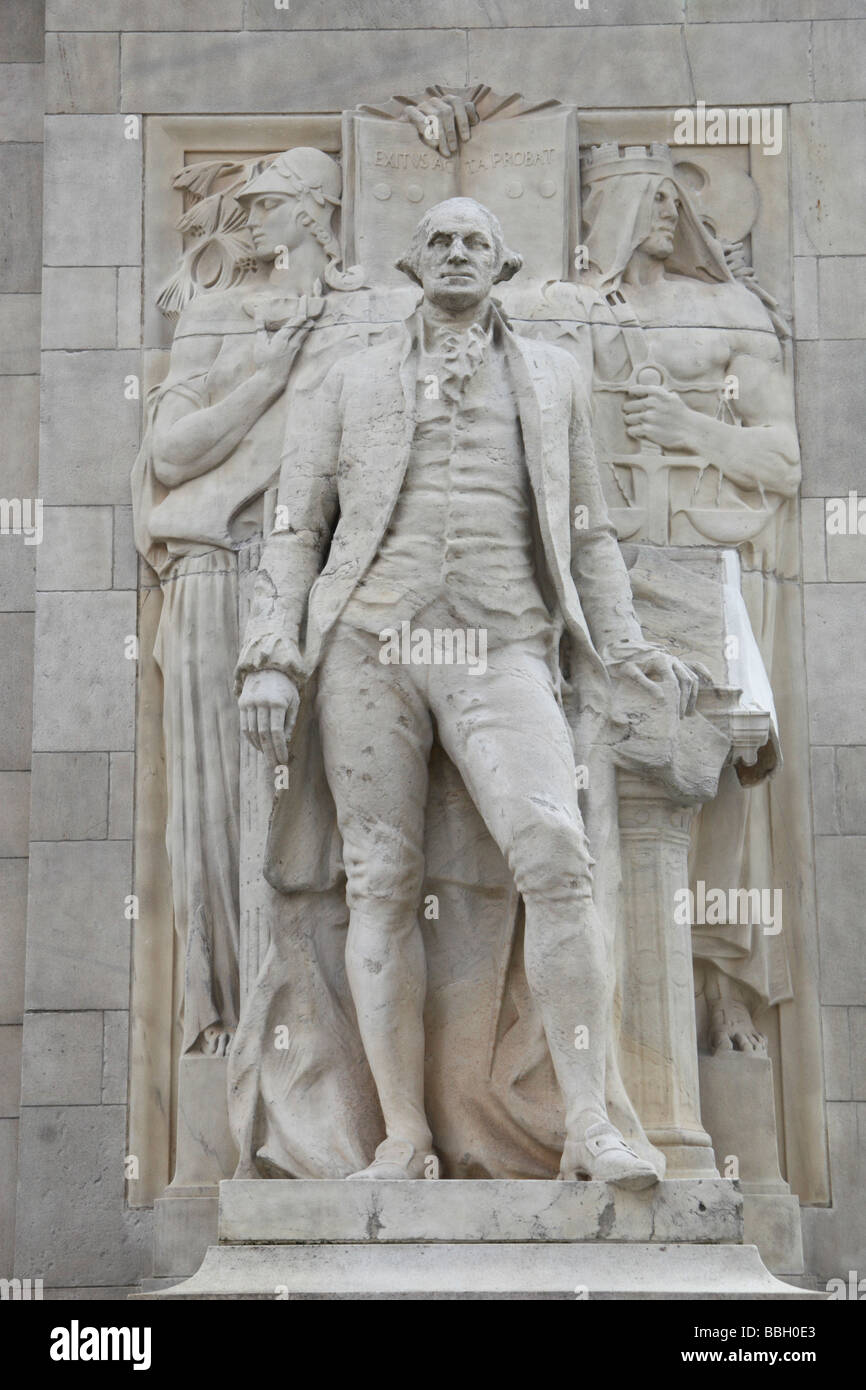 Sculpture de George Washington sur la face nord de l'arche de Washington, Washington Square Park, New York. Banque D'Images