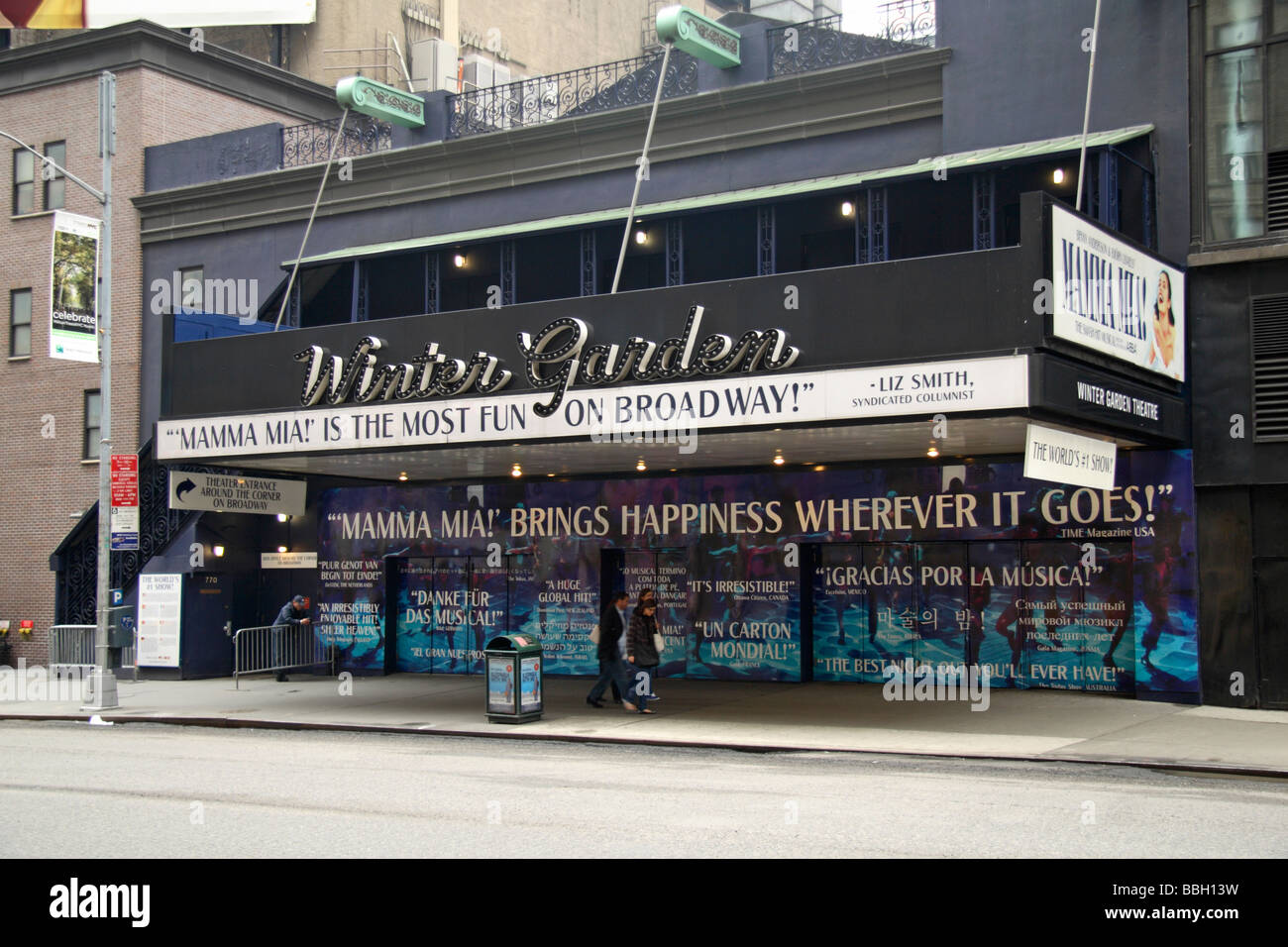 L'entrée principale de l'Winter Garden Theatre, Broadway, Mamma Mia est affichée. Banque D'Images