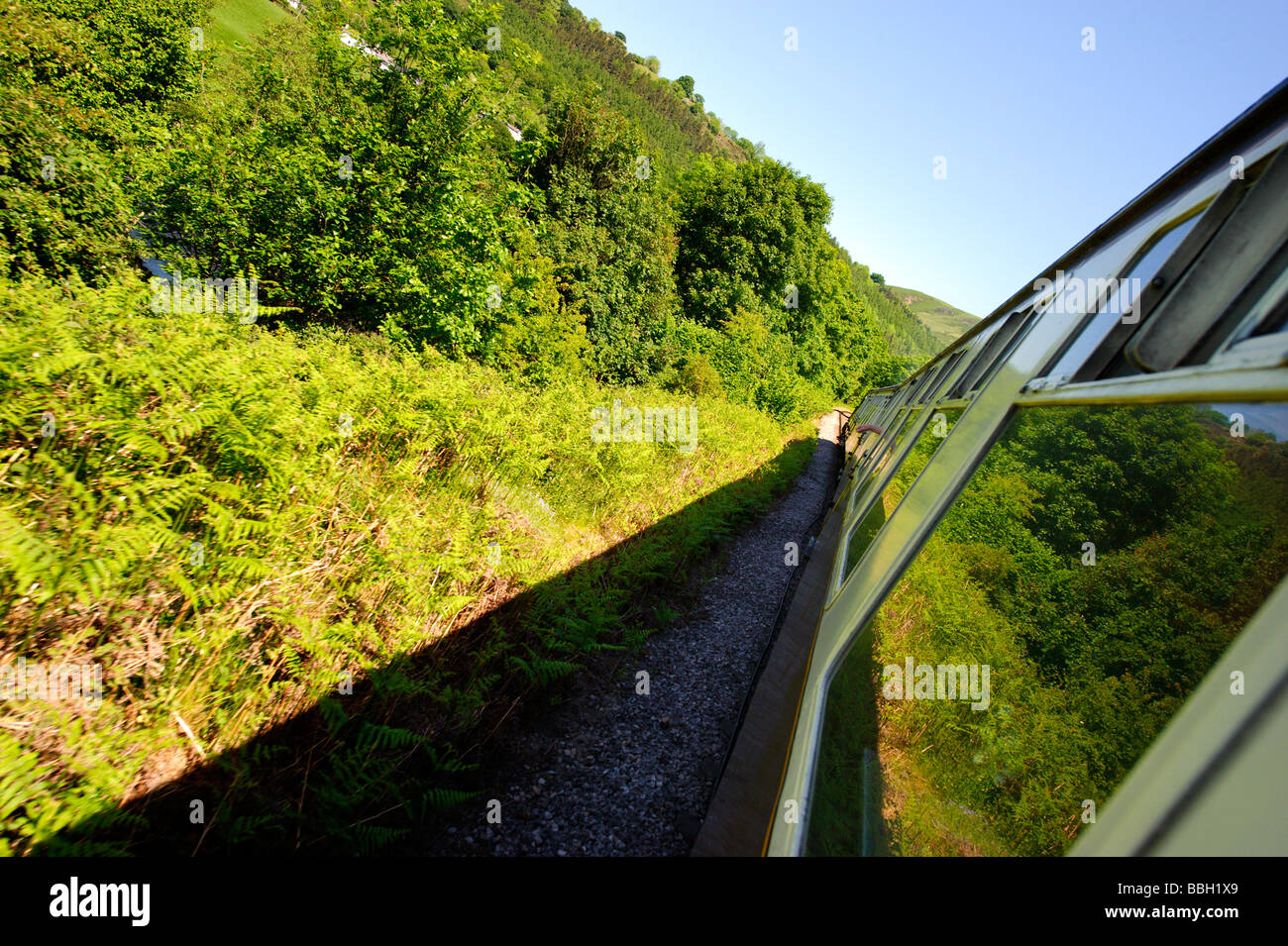 Vue du train en mouvement sur le chemin de fer à vapeur de Llangollen Banque D'Images