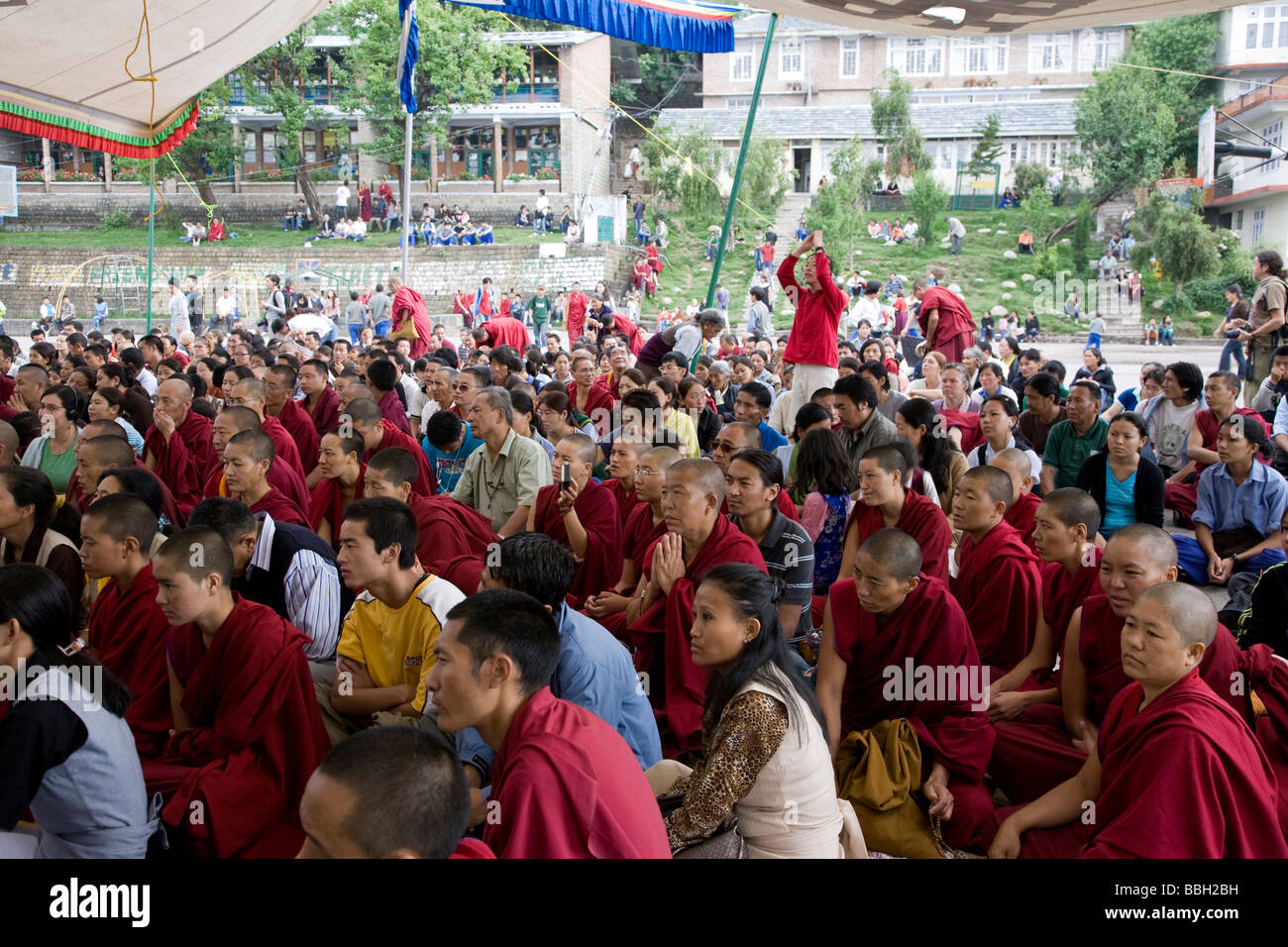 Réfugiés Tibétains regardant des dalaï-Lama enseigner le bouddhisme. McLeod Ganj. Dharamsala. L'Himachal Pradesh. L'Inde Banque D'Images