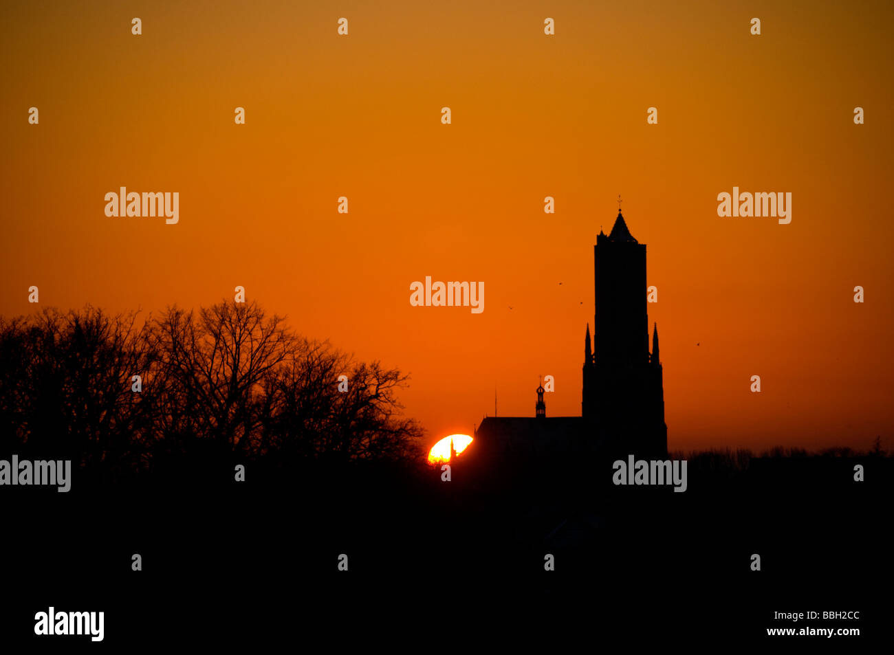 Une église à Arnhem, aux Pays-Bas, silhouetté par le soleil couchant Banque D'Images