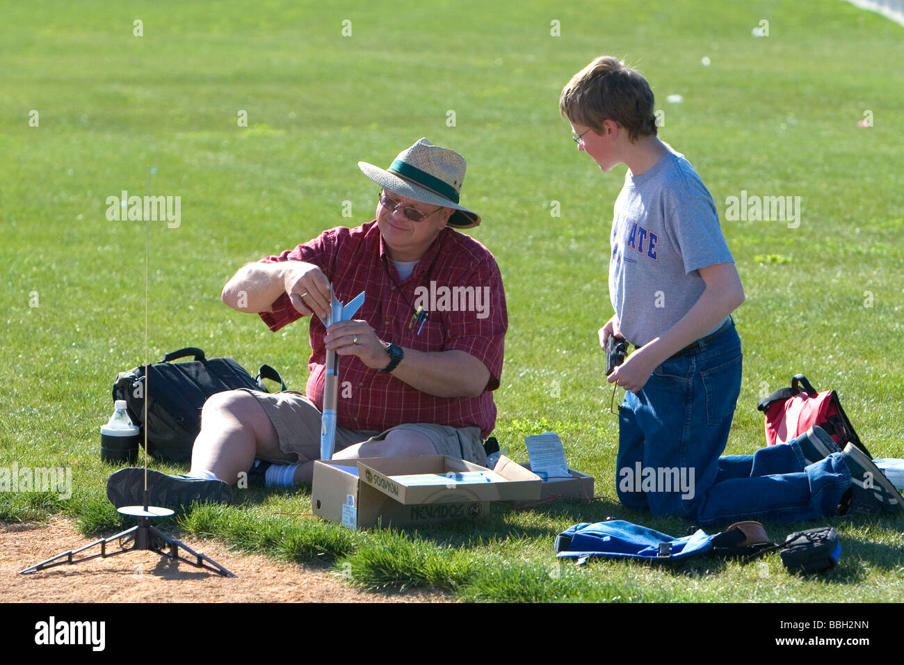 Père et fils se préparent à lancer une fusée modèle pour l'enseignement des sciences en Boise IDAHO Banque D'Images