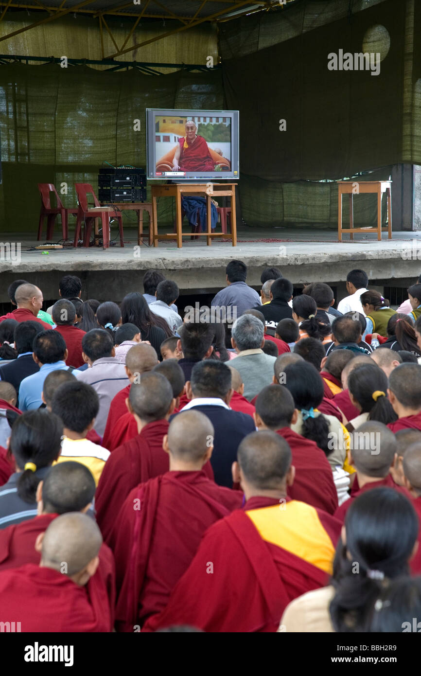 Réfugiés Tibétains regardant des dalaï-Lama enseigner le bouddhisme à la télévision. McLeod Ganj. Dharamsala. L'Himachal Pradesh. L'Inde Banque D'Images
