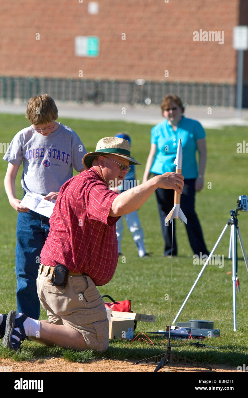 Père et fils se préparent à lancer une fusée modèle pour l'enseignement des sciences en Boise IDAHO Banque D'Images