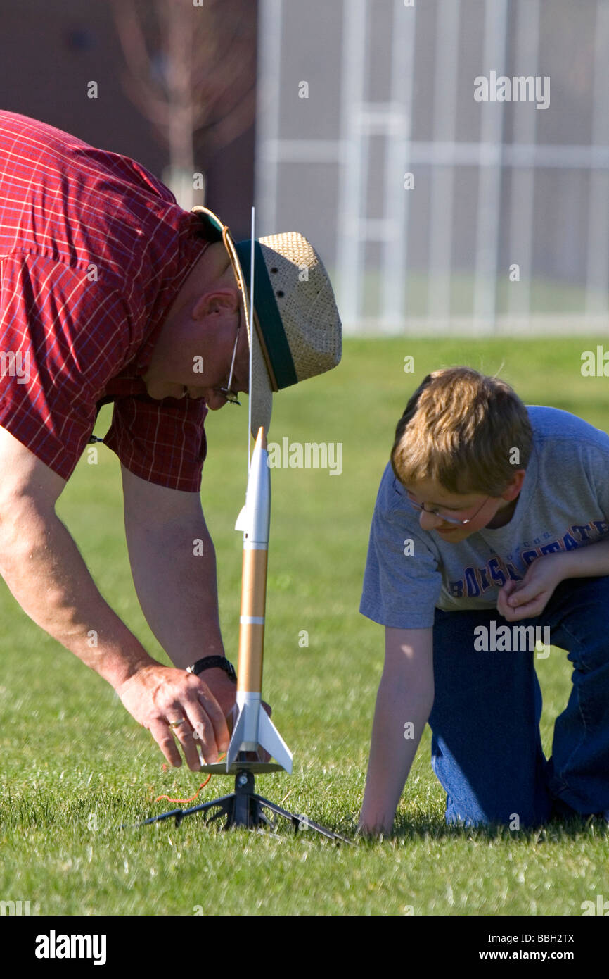 Père et fils se préparent à lancer une fusée modèle pour l'enseignement des sciences en Boise IDAHO Banque D'Images