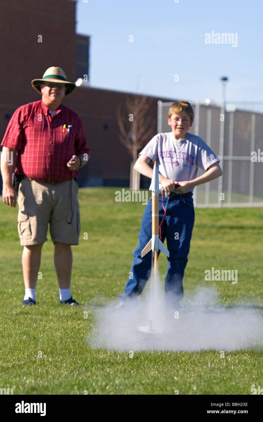 Le père et le fils le lancement d'une fusée modèle pour l'enseignement des sciences en Boise IDAHO Banque D'Images