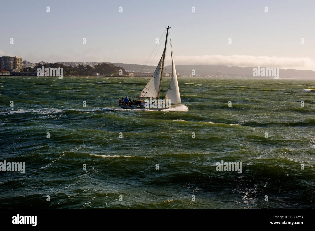 Voilier virant dans le vent dans la baie de San Francisco Banque D'Images