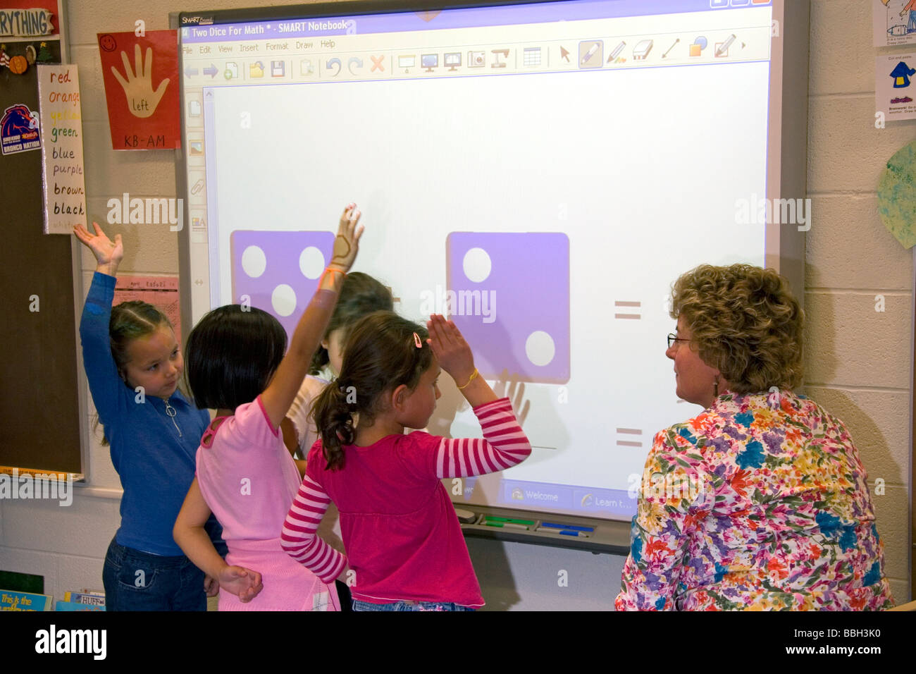 Les élèves de maternelle utilisent un tableau blanc interactif dans la classe d'une école publique à Boise IDAHO USA MR Banque D'Images
