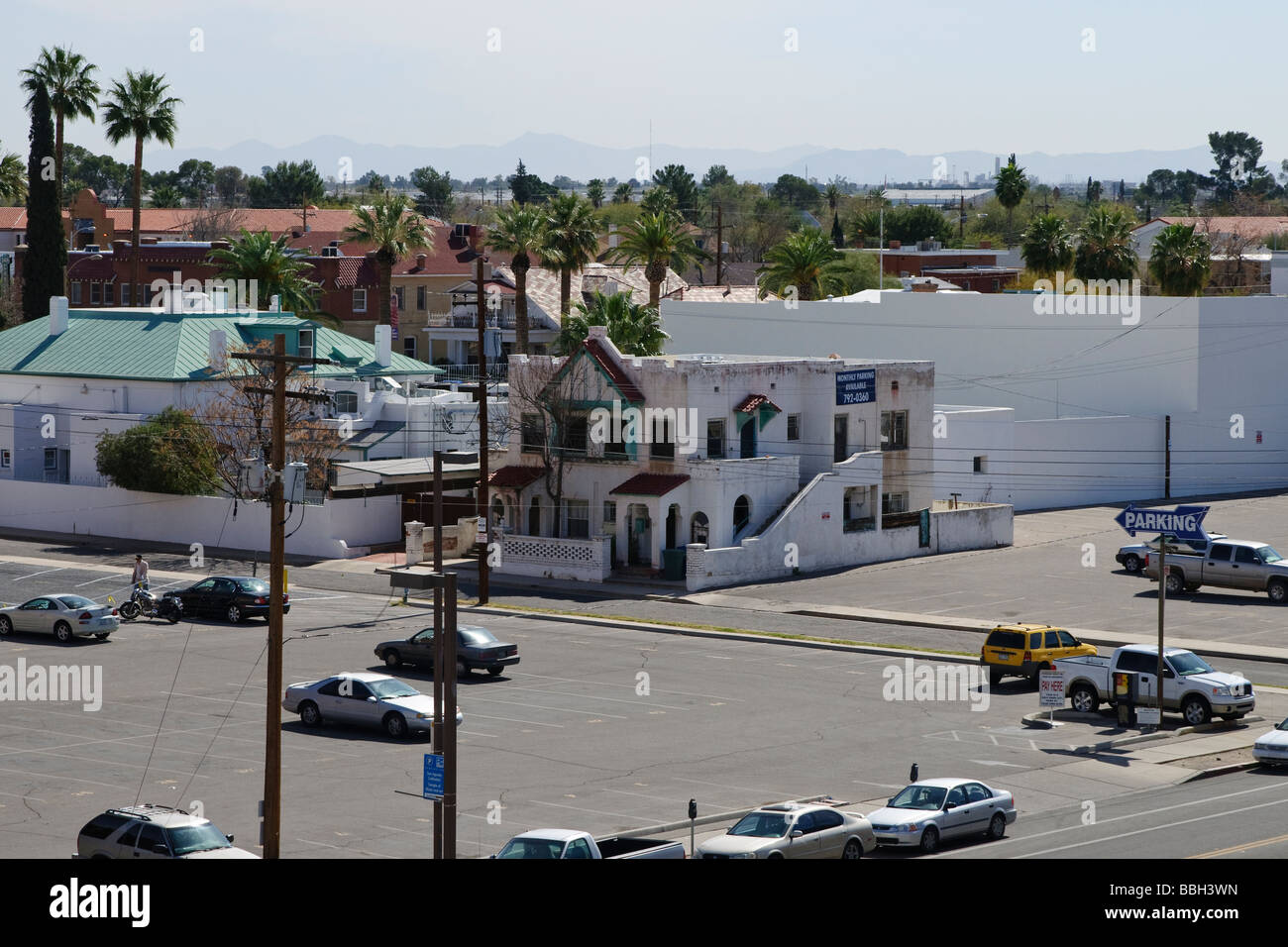 Vieux bâtiment pittoresque à côté de terrains de stationnement au centre-ville de Tucson Arizona Banque D'Images