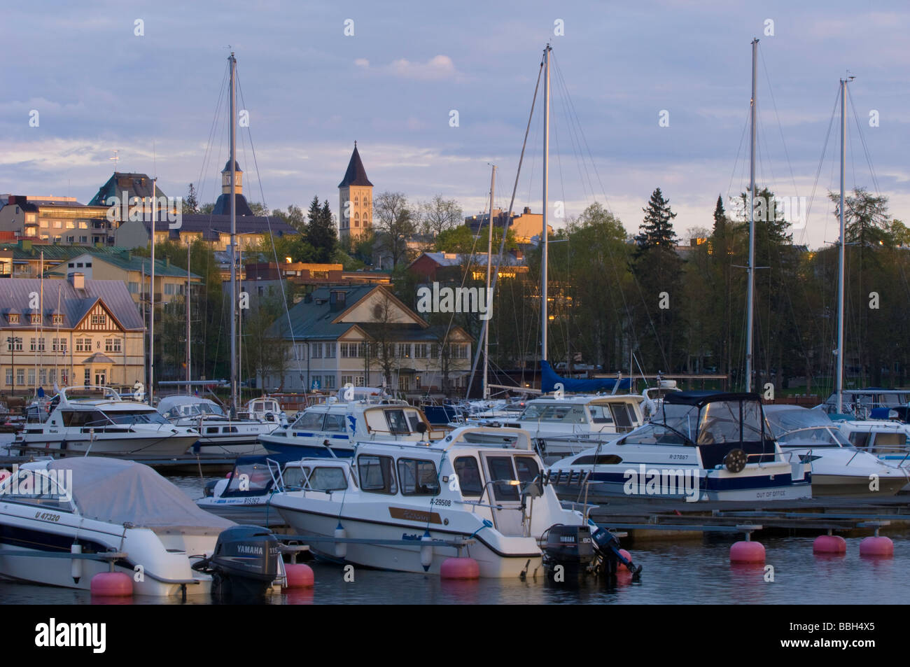 Vue de la ville et le port au crépuscule Lappeenranta FINLANDE Carélie Lakeland Banque D'Images