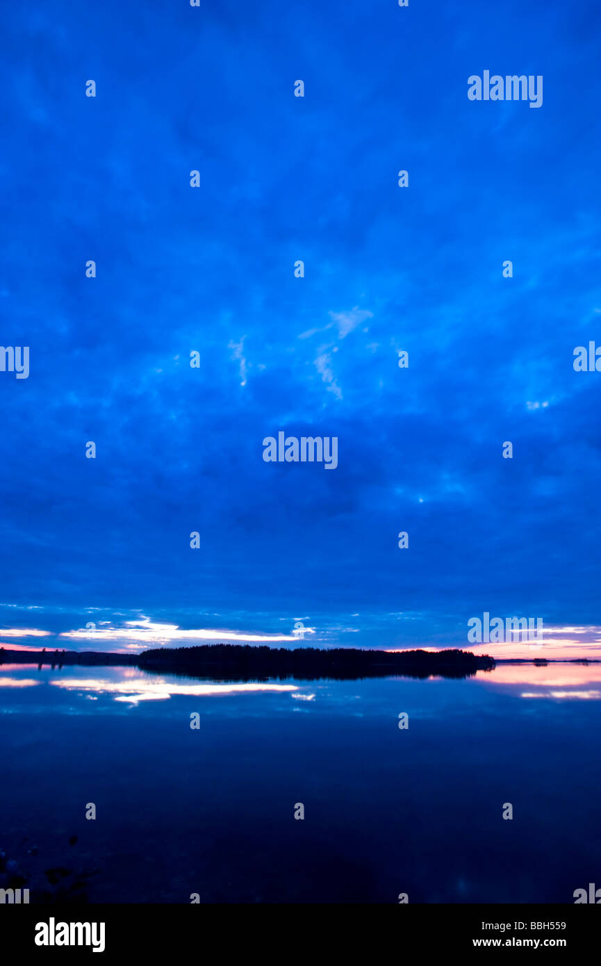 Ciel dramatique au dessus du lac de Finlande Carélie Lakeland Banque D'Images