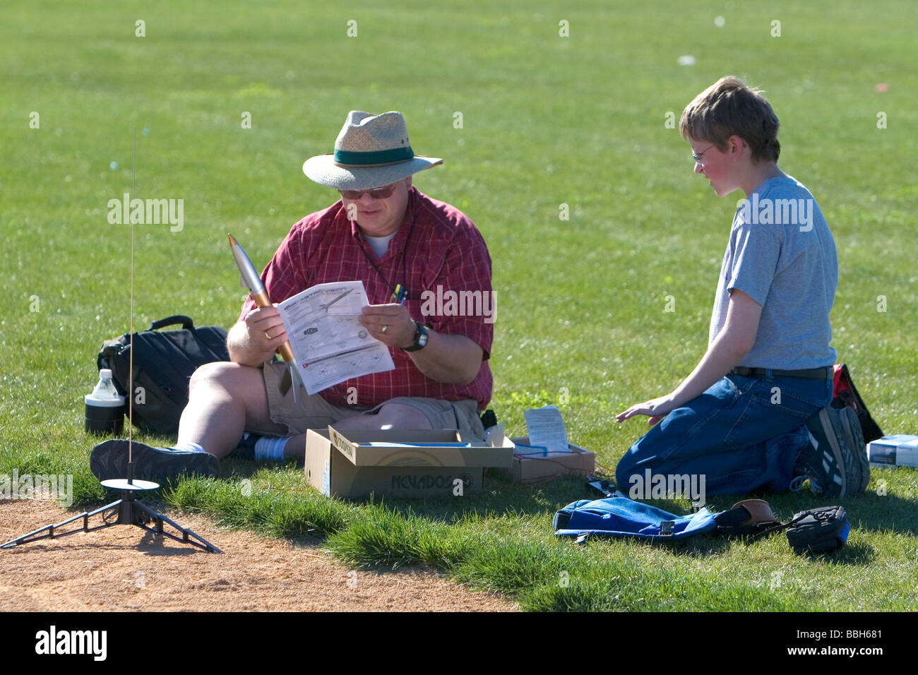 Père et fils se préparent à lancer une fusée modèle pour l'enseignement des sciences en Boise IDAHO Banque D'Images
