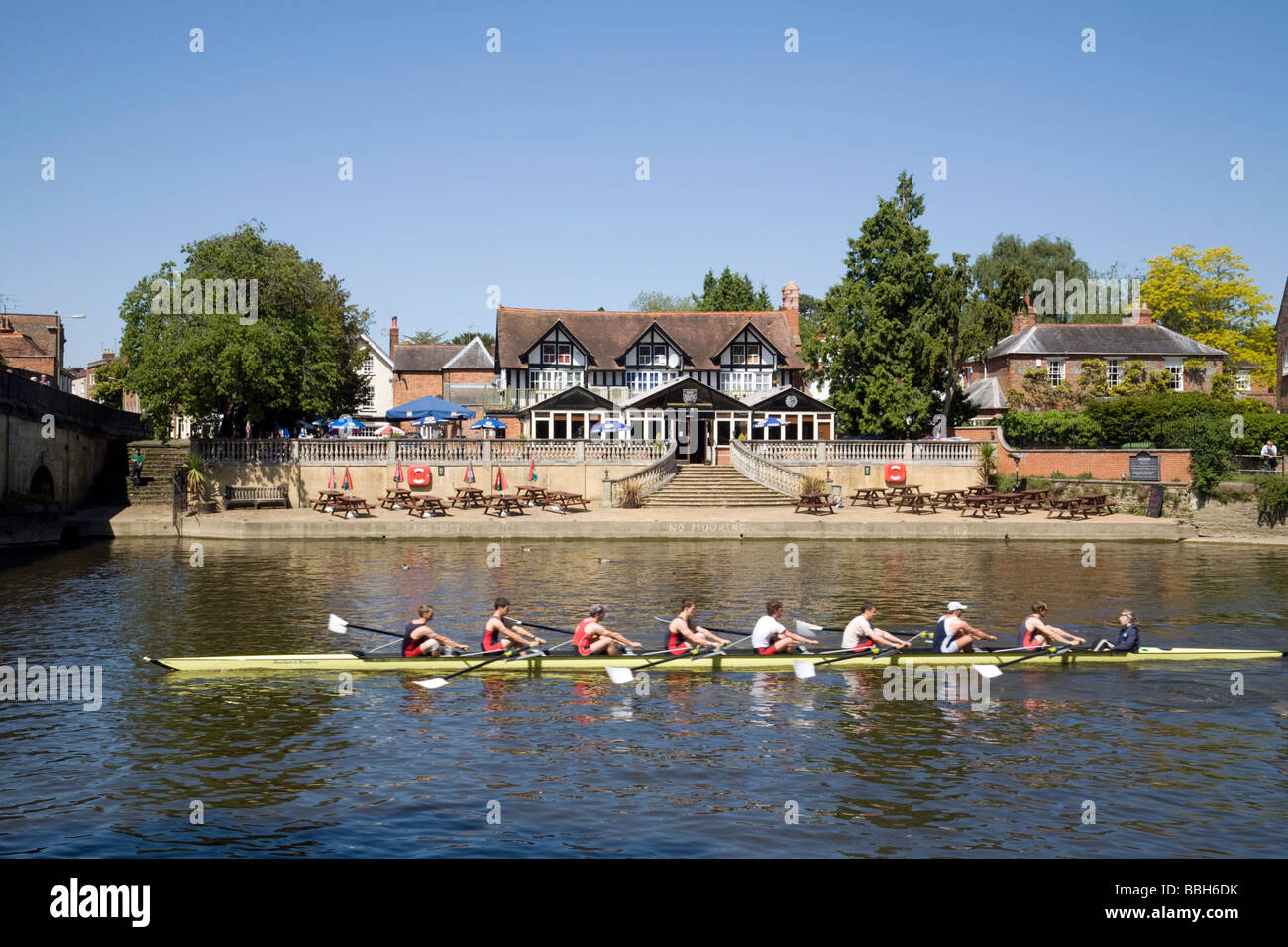 Un équipage de huit d'aviron sur la Tamise, en face de la pub, restaurant Boathouse at Wallingford, Oxfordshire, UK Banque D'Images