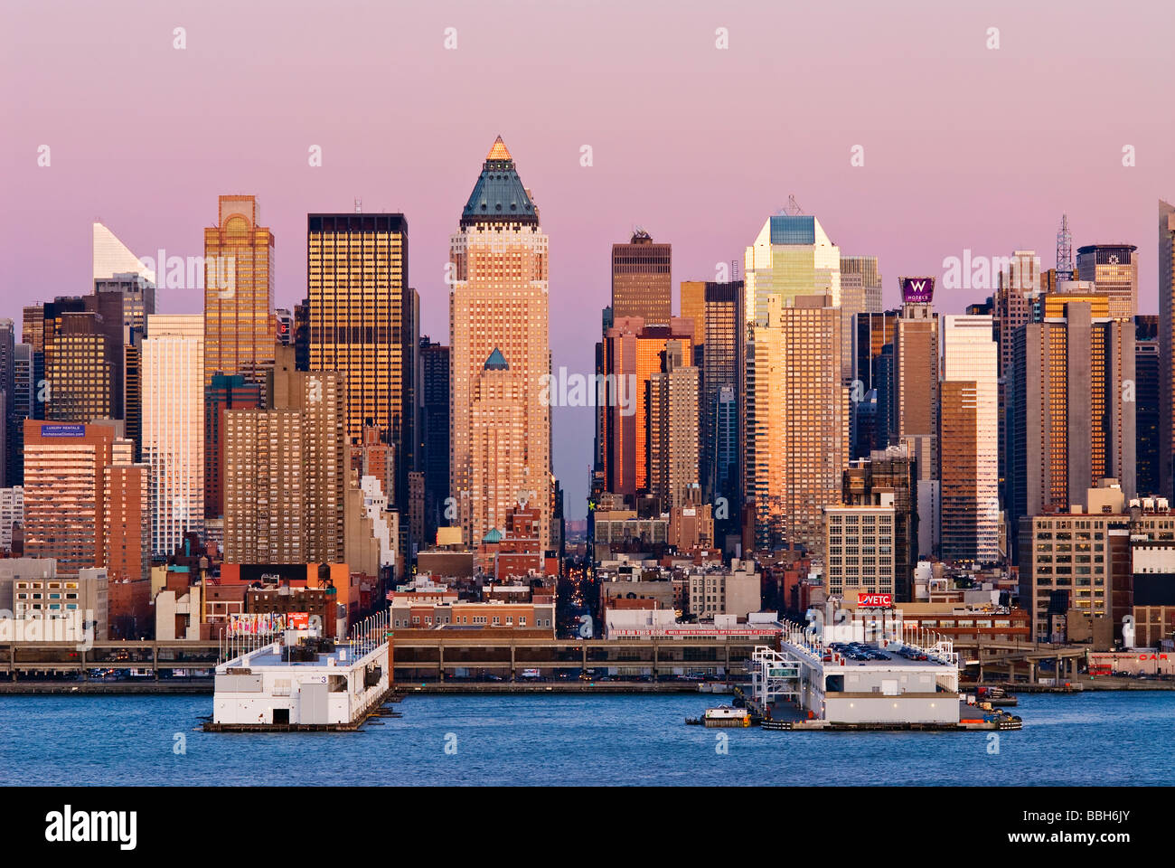 Toits de New York Manhattan New York City Skyline gratte-ciel crépuscule Banque D'Images