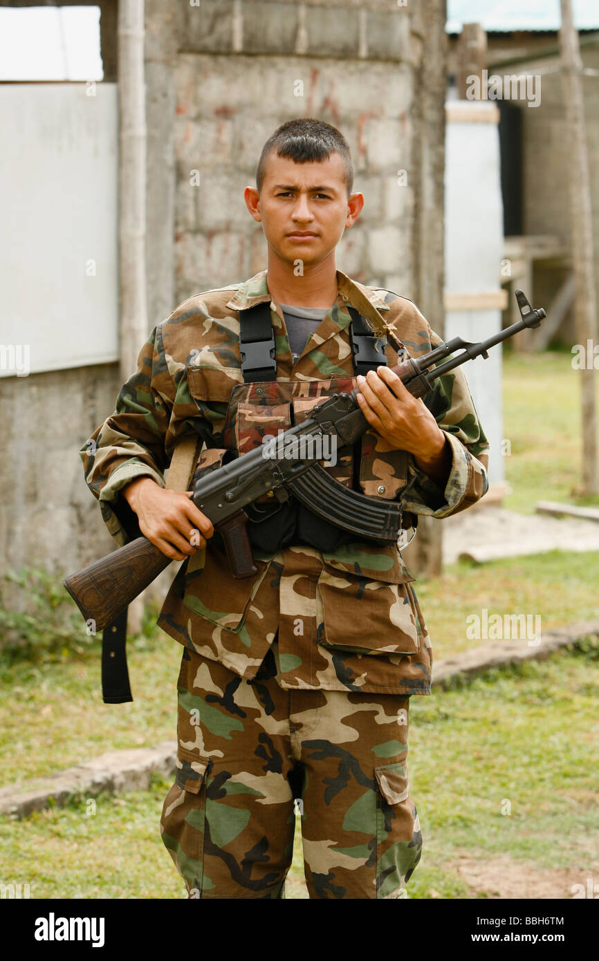 Tasbapauni, Nicaragua ; tenue de soldat kalachnikov Banque D'Images