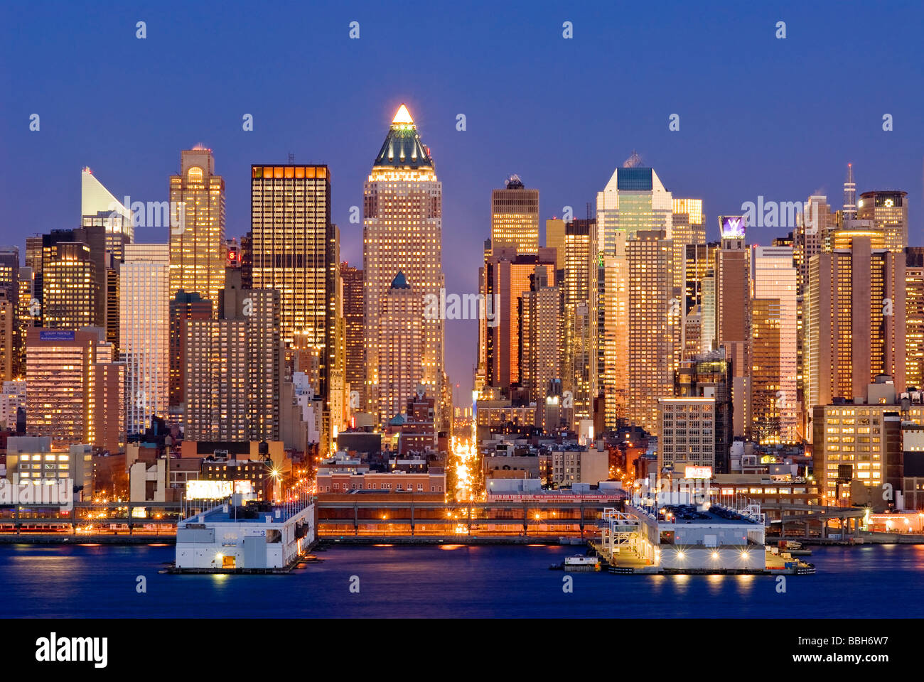 Toits de New York Manhattan New York City Skyline gratte-ciel crépuscule Banque D'Images