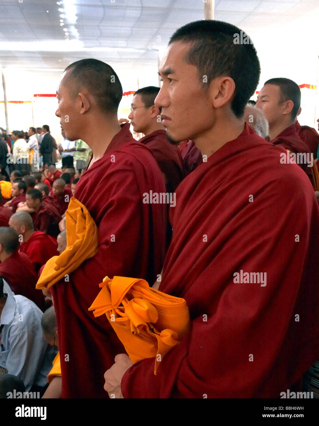 Les moines bouddhistes en attente de la bénédiction du dalaï-Lama Bylakuppe Karnataka Inde Banque D'Images
