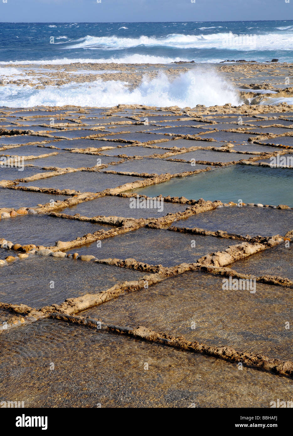 Les étangs d'évaporation de sel au large de la côte de Gozo Banque D'Images