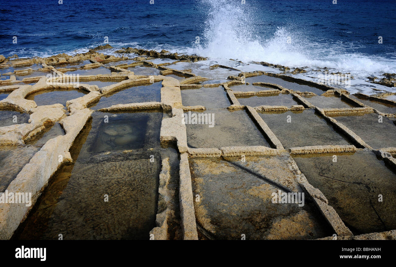 Les étangs d'évaporation de sel au large de la côte de Gozo Banque D'Images