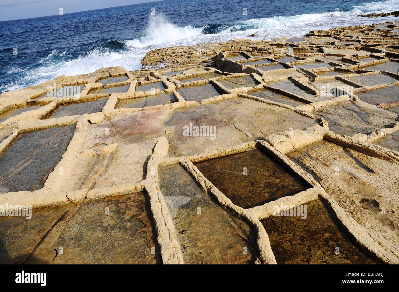 Les étangs d'évaporation de sel au large de la côte de Gozo Banque D'Images