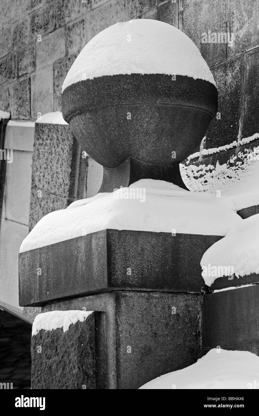 Détail architectural urbain couvert de neige Banque D'Images