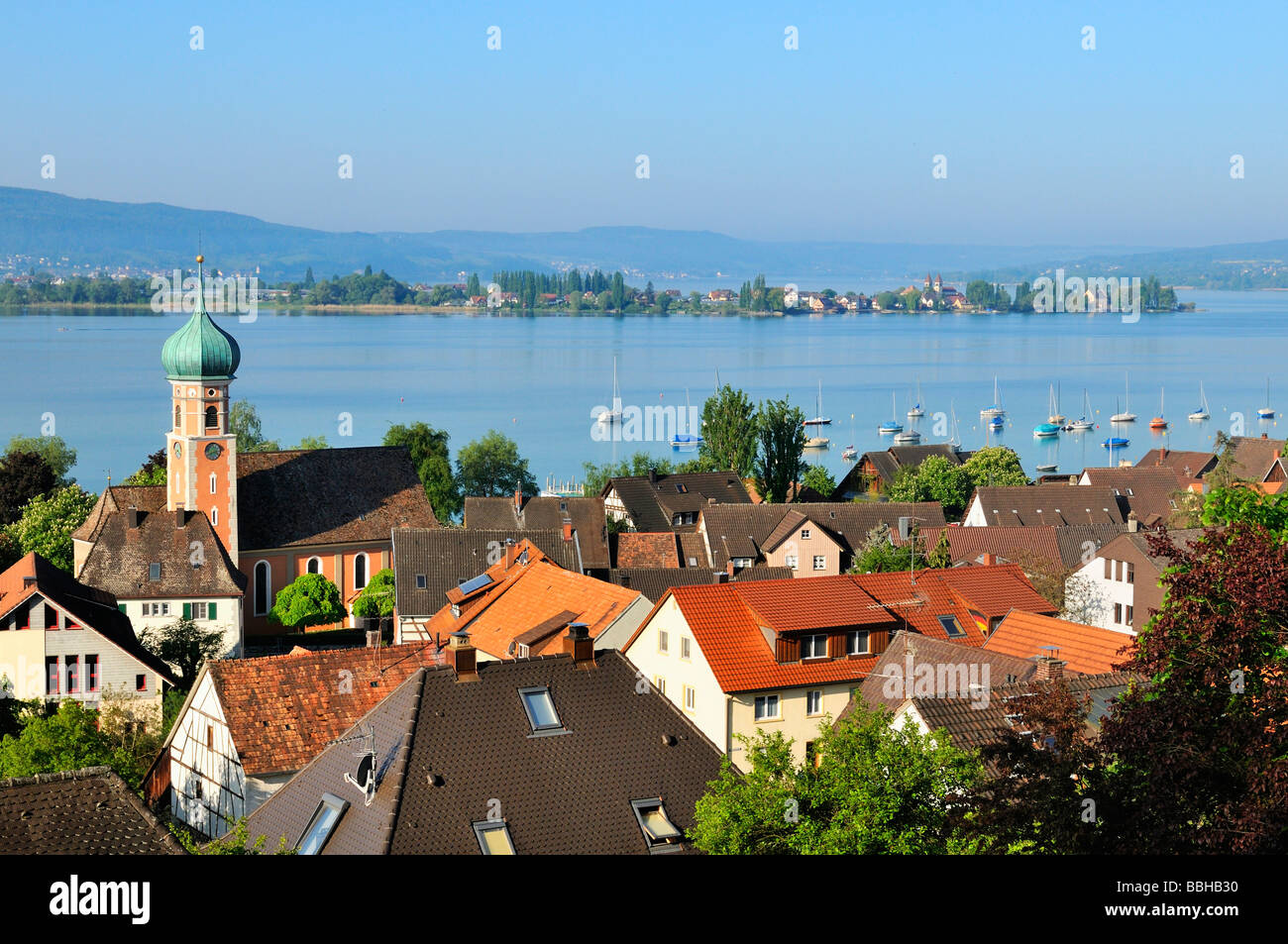 Vue de la municipalité Allensbach sur le lac de Constance, l'île de Reichenau dans le dos, comté de Constance, Bade-Wurtemberg, G Banque D'Images