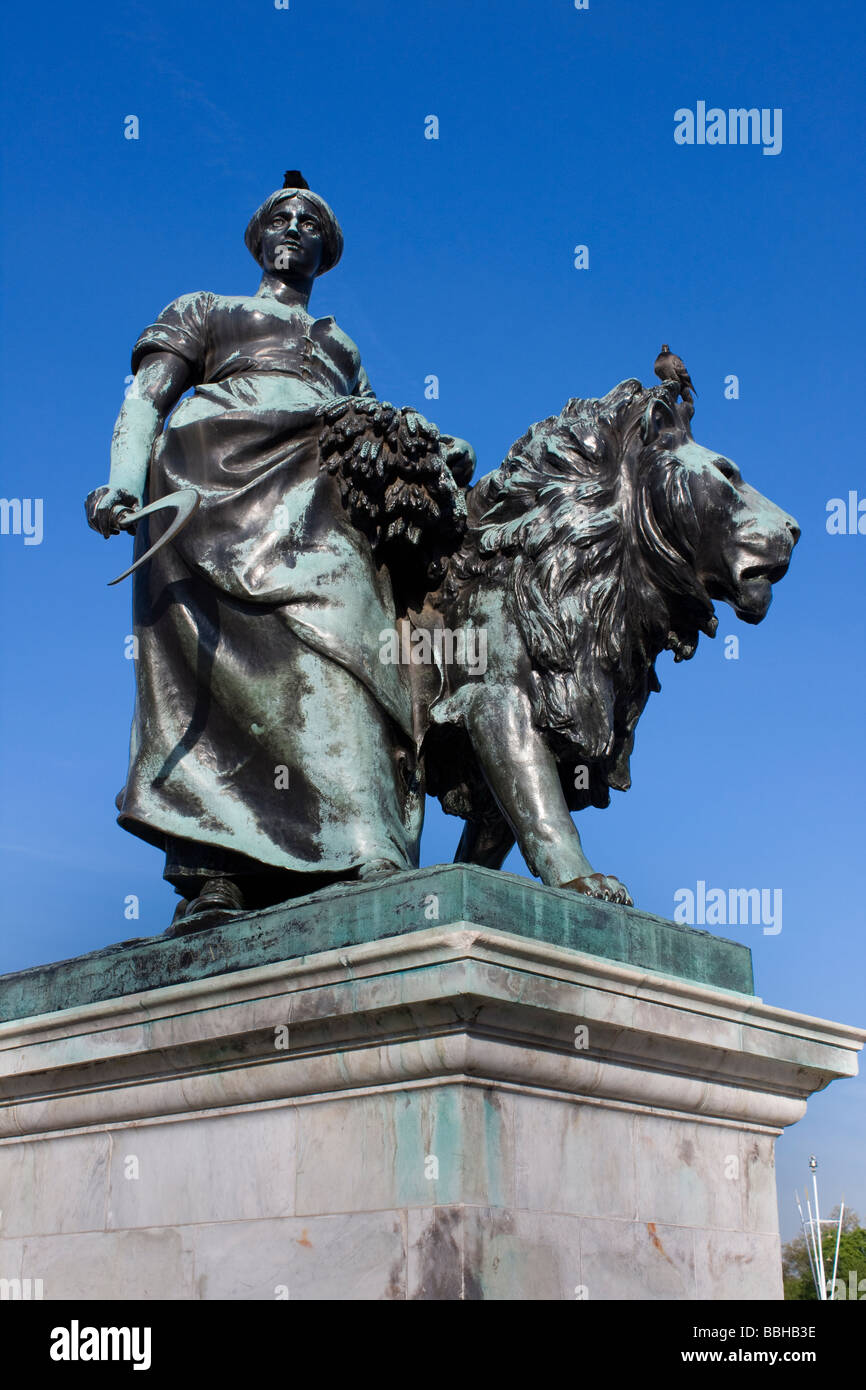 Détail de l'extérieur de Buckingham Palace monument Victoria Banque D'Images