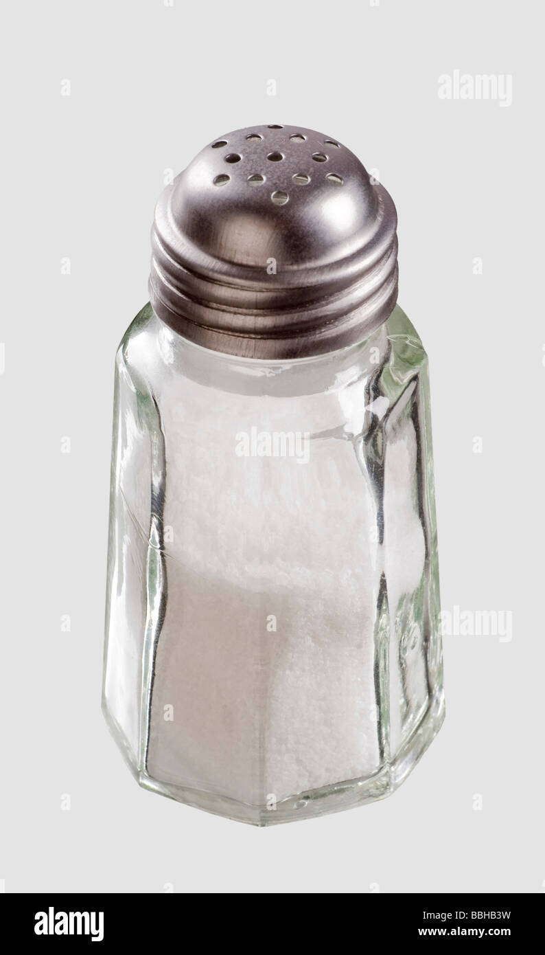 Le sel dans une salière en verre Photo Stock - Alamy