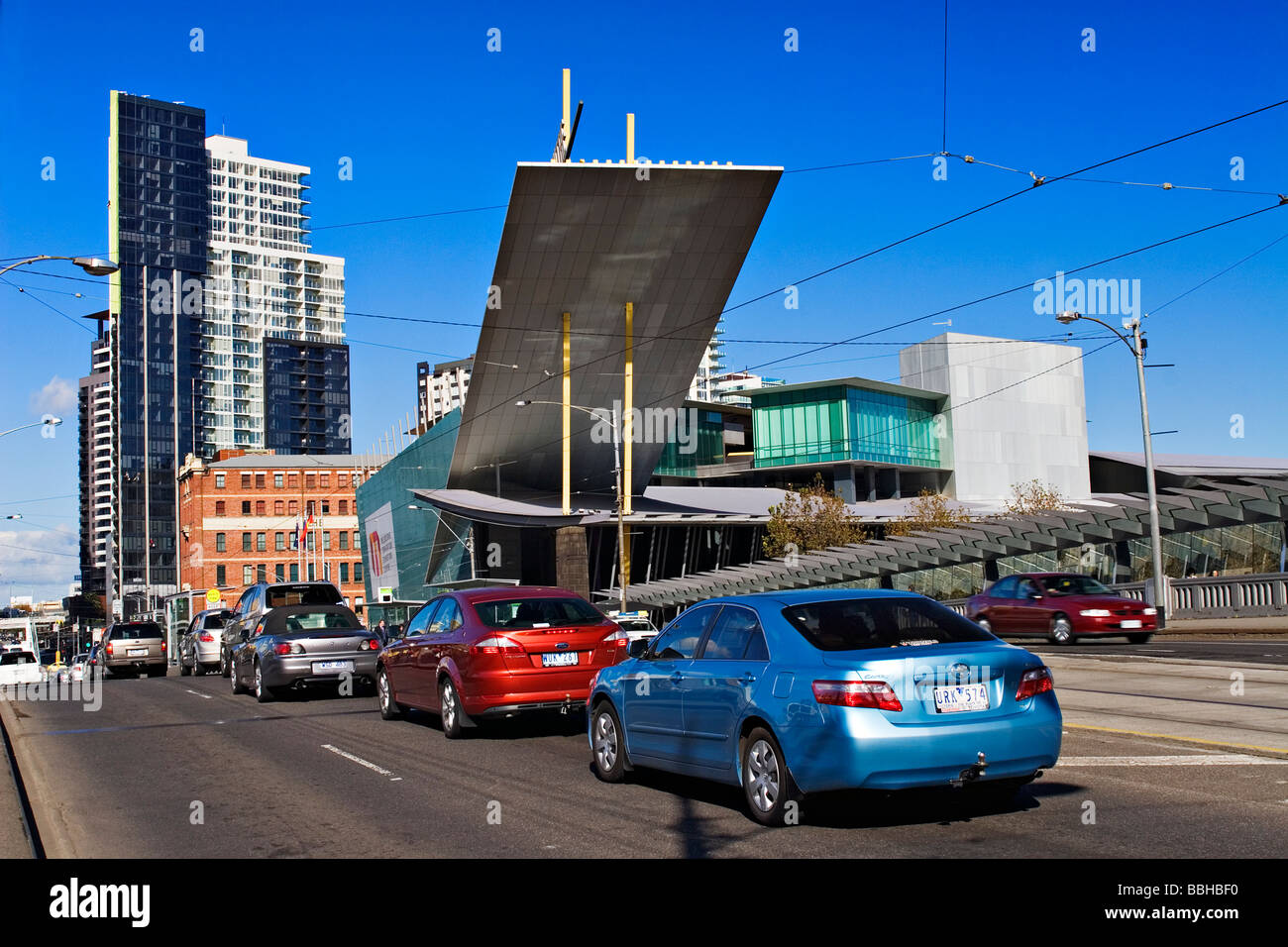 Paysage urbain de Melbourne / Ville le trafic passe sur le pont de la rue 'Spencer' Victoria de Melbourne en Australie. Banque D'Images