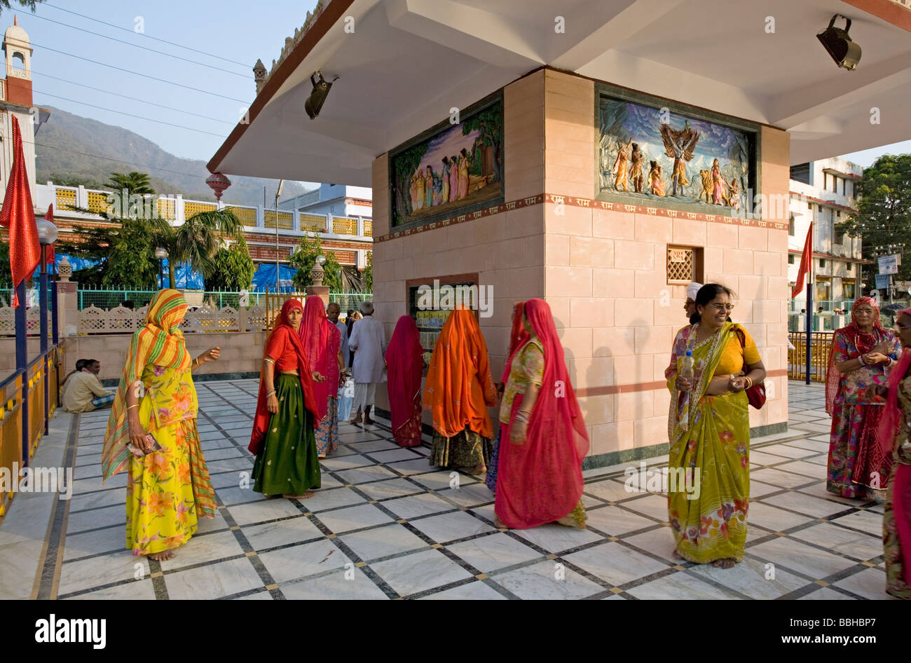 Les femmes indiennes visite d'un temple. Ram Jhula. Rishikesh. Uttarakhand. L'Inde Banque D'Images