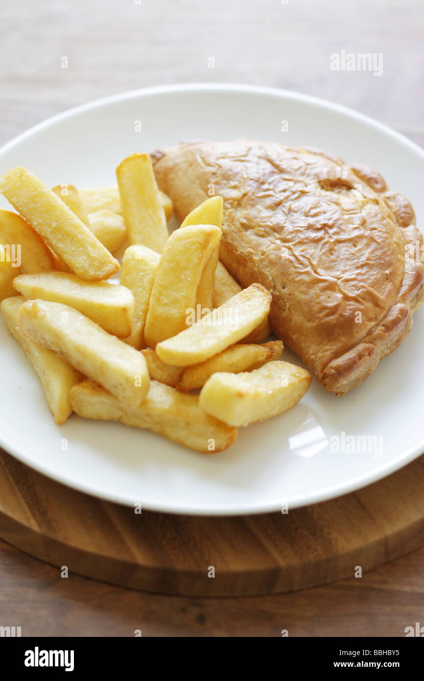 Frais authentique Cornish Pasty de viande et de légumes avec des jetons et pas de personnes Banque D'Images