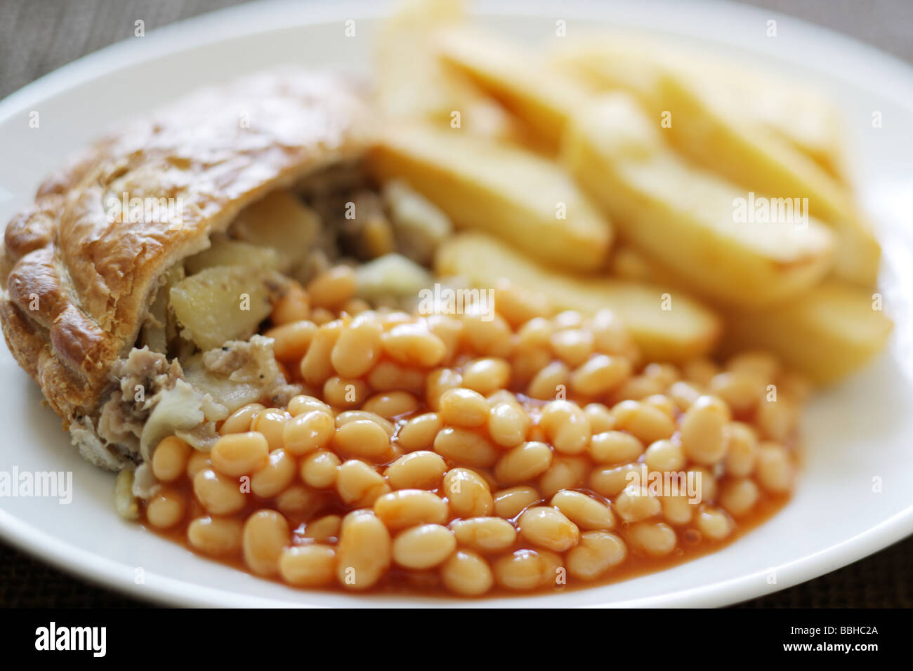 Pasty avec frites et haricots verts Banque D'Images