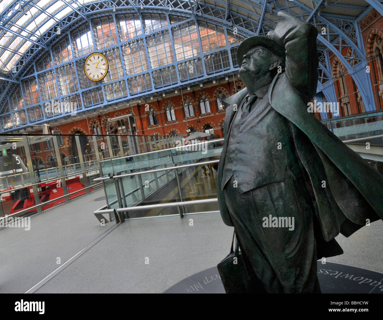 Statue de Sir John Betjeman, Gare de St Pancras, Londres, Angleterre, Royaume-Uni Banque D'Images