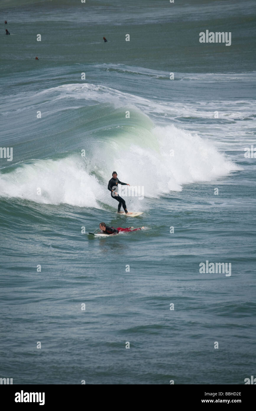 Bénéficiant d'une vague surfer à Biarritz France Banque D'Images