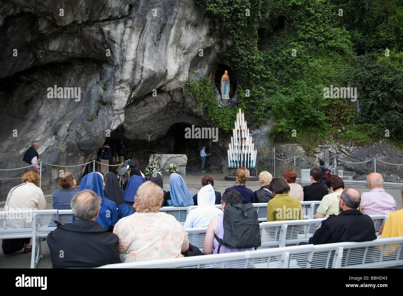 France Pyrénées Lourdes les fidèles se rassemblent par la Grotte de Massabielle à Lourdes 2007 Banque D'Images