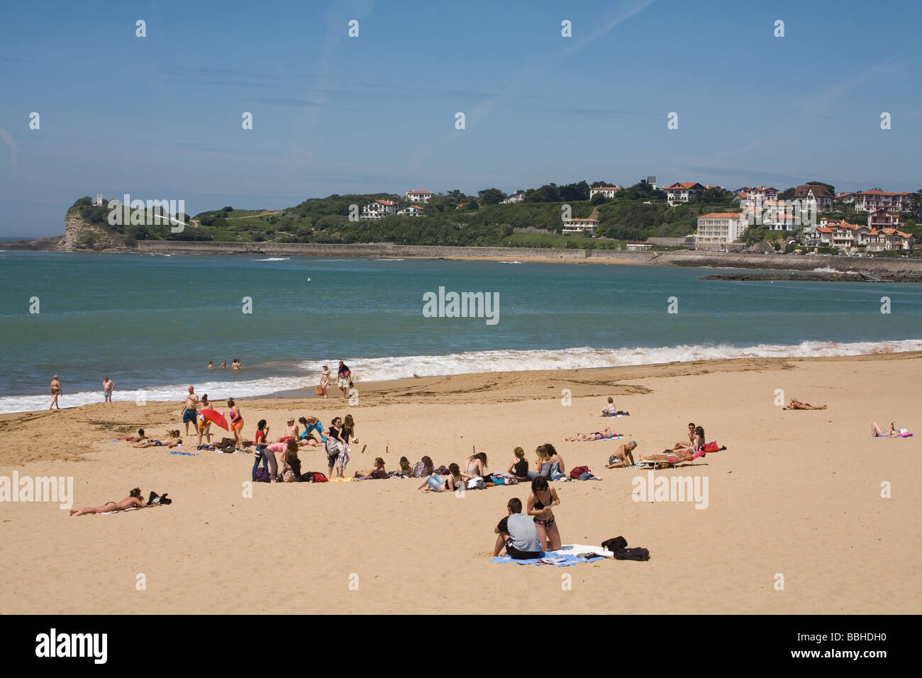 Les amateurs de plage profiter de conditions ensoleillées à St Jean de Luz dans le Pays Basque de France Banque D'Images
