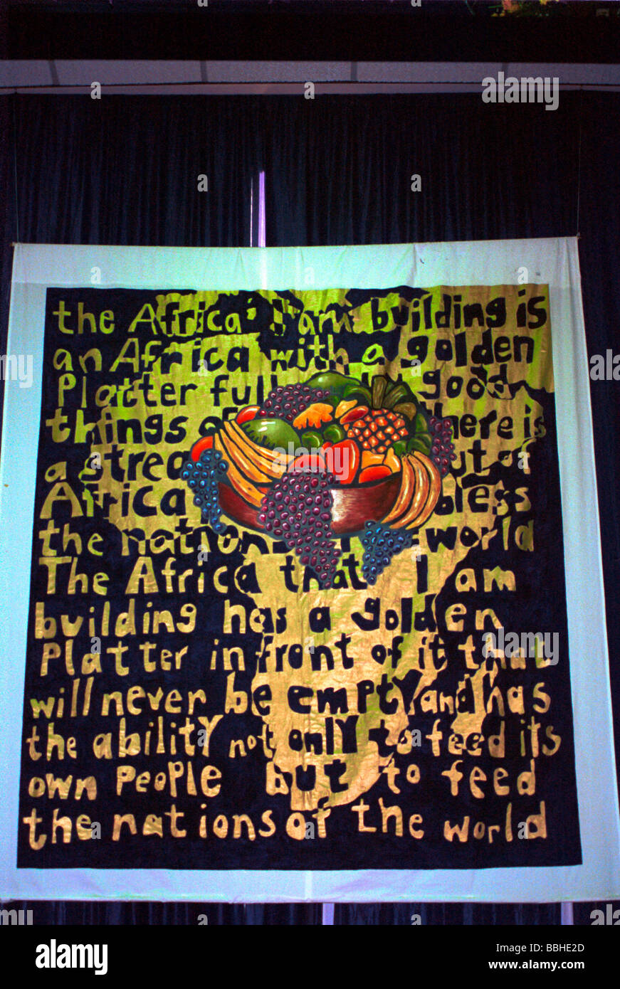 Bannière prophétique à une conférence chrétienne l'Afrique je bâtis une Afrique avec un plateau d'or plein de bonnes choses Banque D'Images