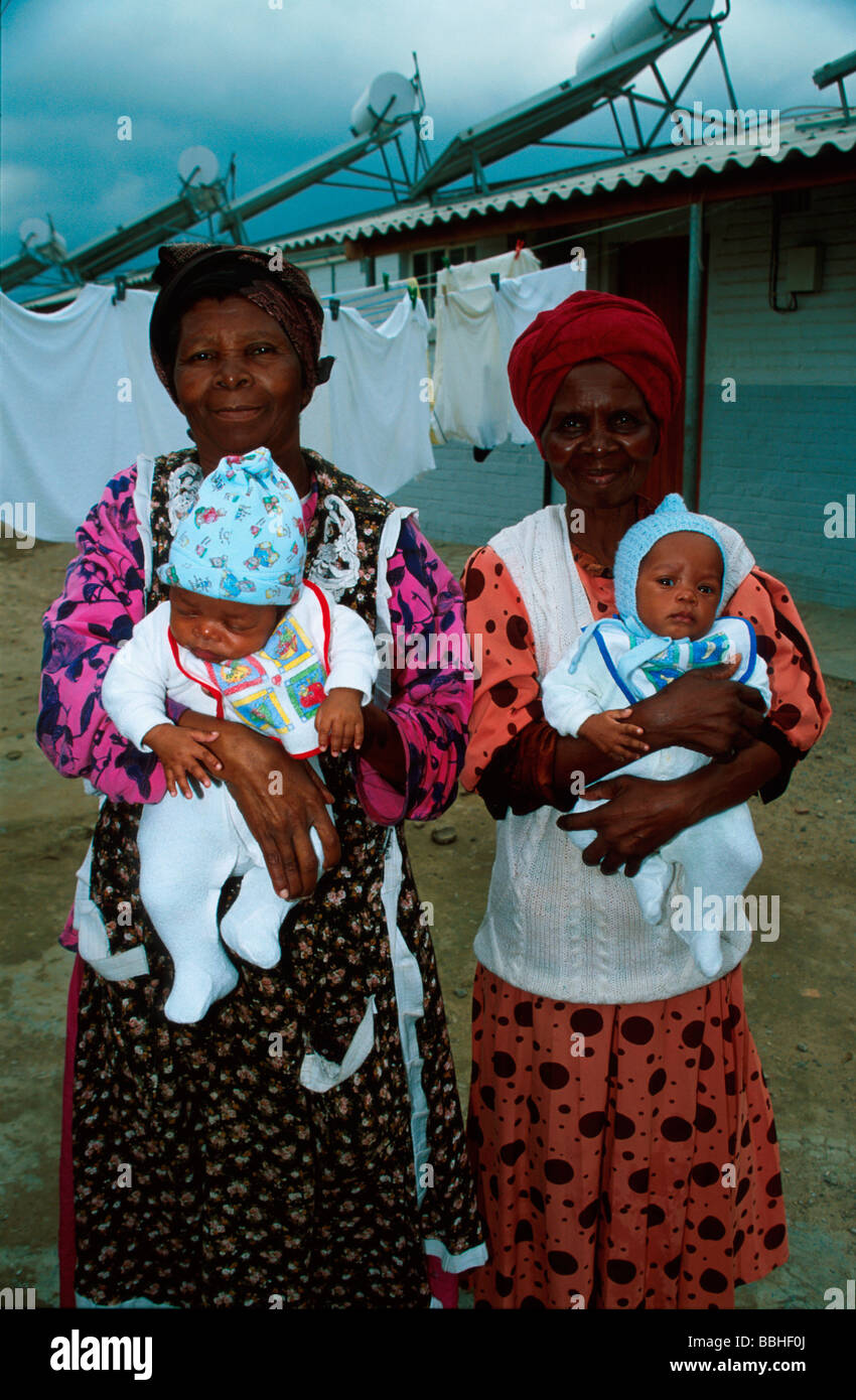 Grands-mères qui vivent dans la main-d'œuvre migrante rénové auberges de jeunesse dans Lwandle est fier de montrer leurs petits-enfants Banque D'Images