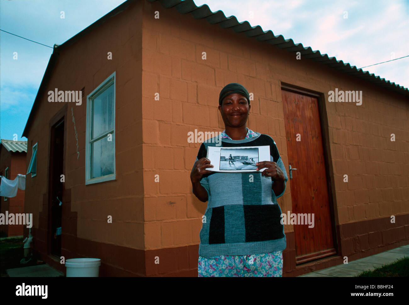 Welma Hans montre fièrement la brochure qu