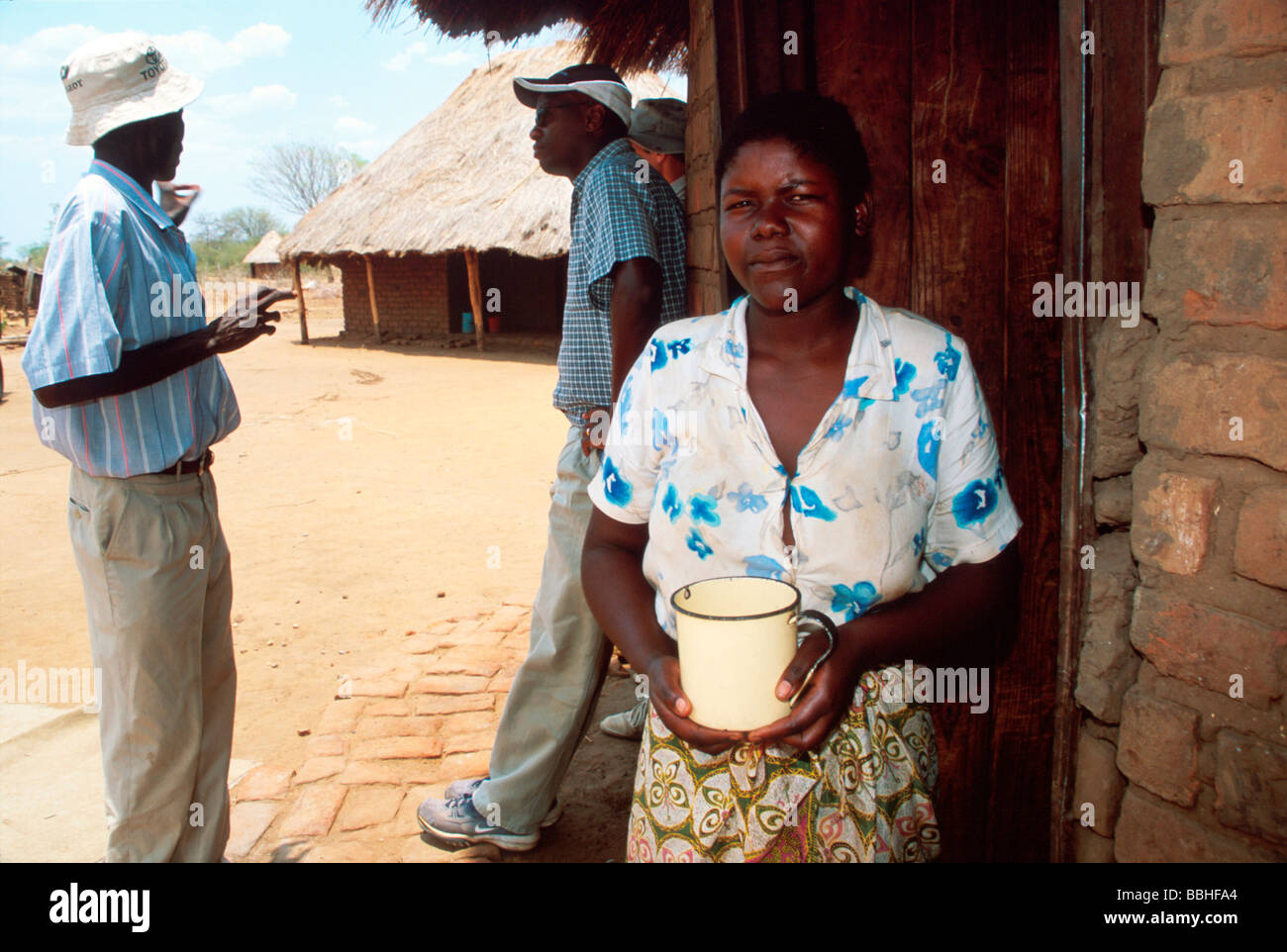 Talent Tsomgu offre une tasse d'eau aux passants sur la canicule bye journée dans la vallée du Zambèze avec des températures aussi élevées que 40 Banque D'Images