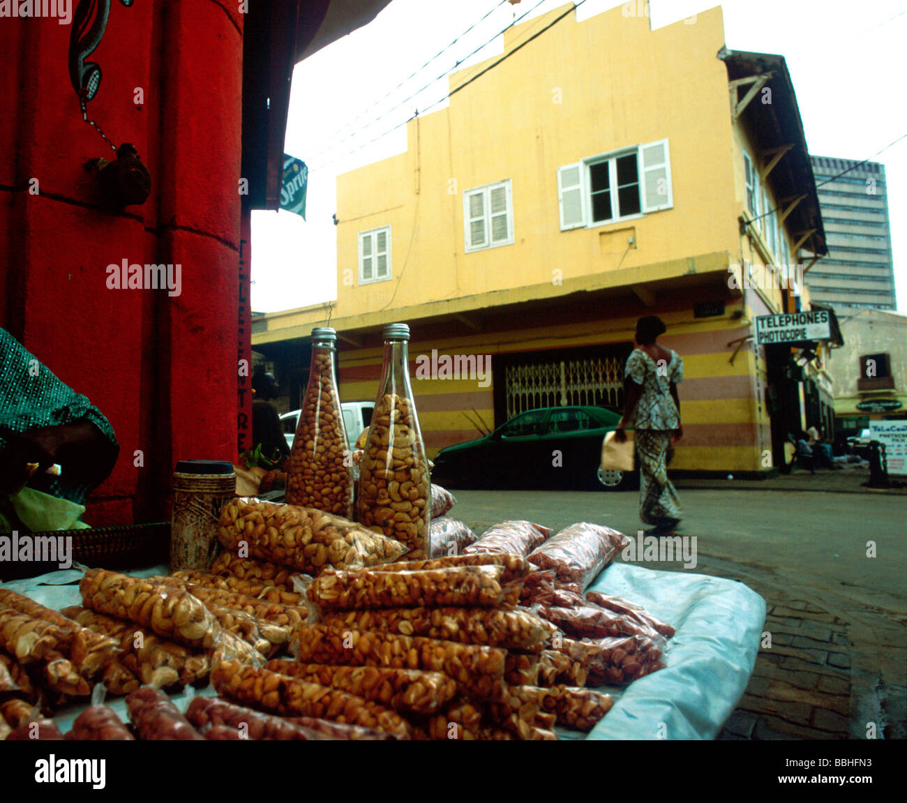 Les vendeurs de l'écrou sont monnaie courante dans les rues de Dakar Banque D'Images