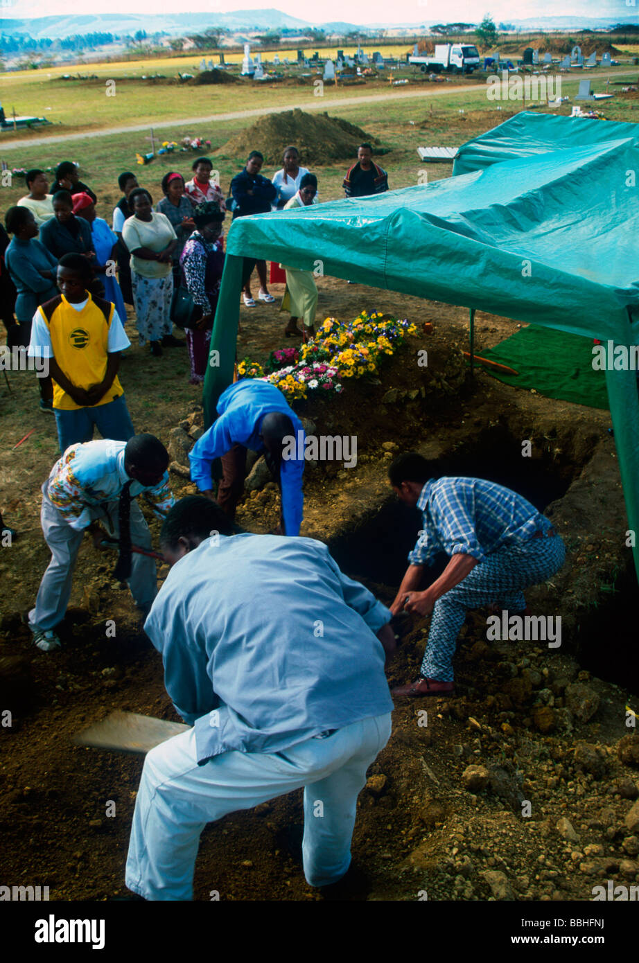 Membres de Pietermaritzburg Christian Fellowship et amis de prendre à son tour à remplir dans la tombe d'une héroïne de la communauté Banque D'Images