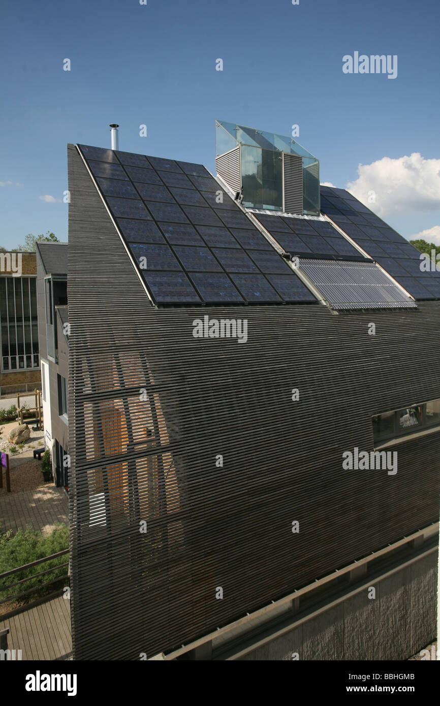 Des panneaux solaires sur le toit d'eco house Banque D'Images