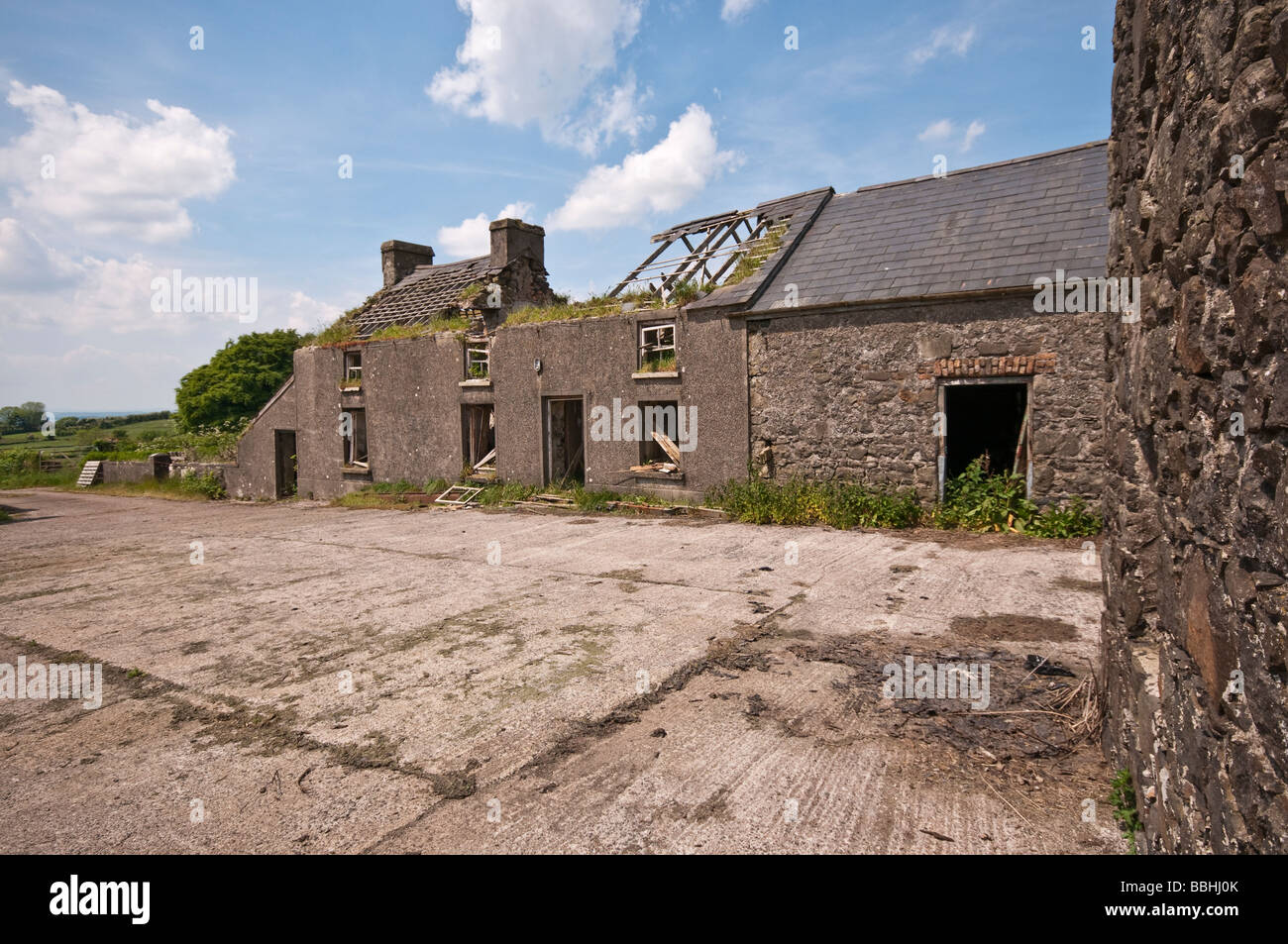 Gîte rural à l'abandon et de cour de ferme Banque D'Images