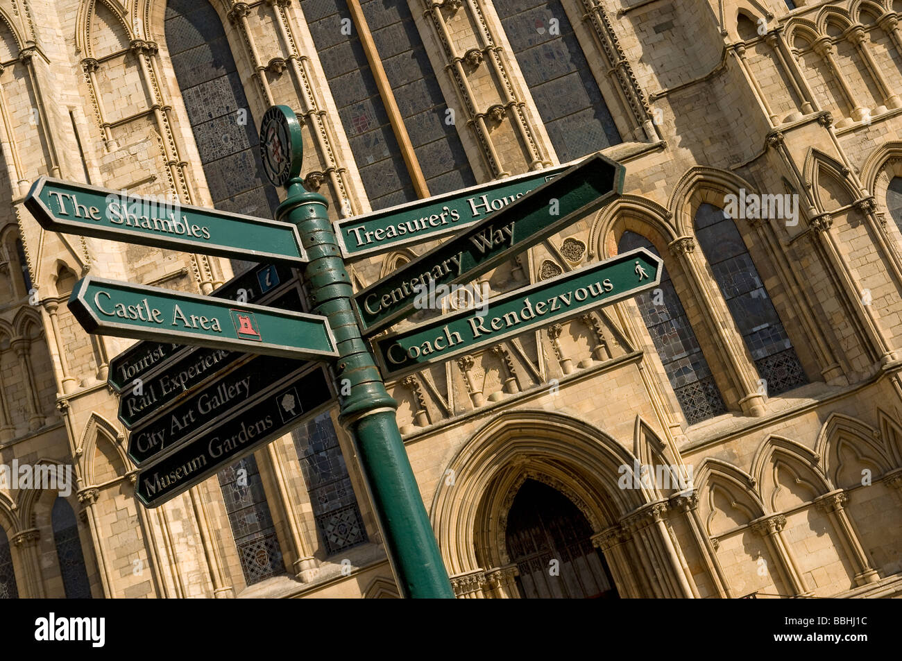 Close up of Informations touristiques sur panneau panneau avec York Minster dans l'arrière-plan North Yorkshire Angleterre Royaume-Uni Royaume-Uni GB Grande Bretagne Banque D'Images