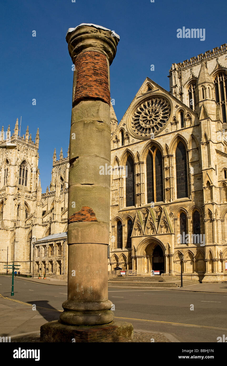 Colonne romaine en face du transept sud de la cathédrale de York North Yorkshire England UK Royaume-Uni GB Grande Bretagne Banque D'Images
