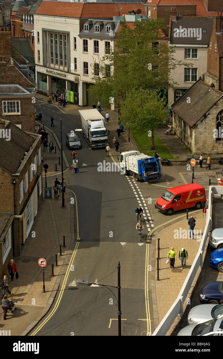 Les frais généraux de la chaussée sur la rue York North Yorkshire England UK Royaume-Uni GB Grande Bretagne Banque D'Images