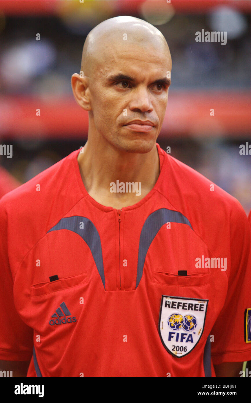 L'arbitre officiel de la FIFA et Ace Ngcobo rejoint des milliers de fans de l'Afrique du Sud, participant à la finale de la Coupe de Soccer de l'ABSA Banque D'Images